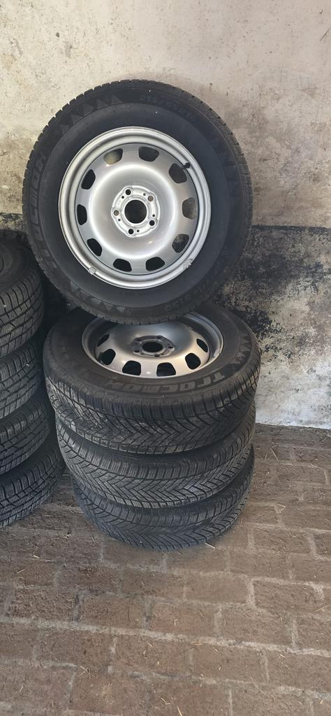 4 Jantes Dacia Duster + Pneus (État quasi neuf - 6/7mm), Ophalen, 16 inch, Banden en Velgen, Winterbanden