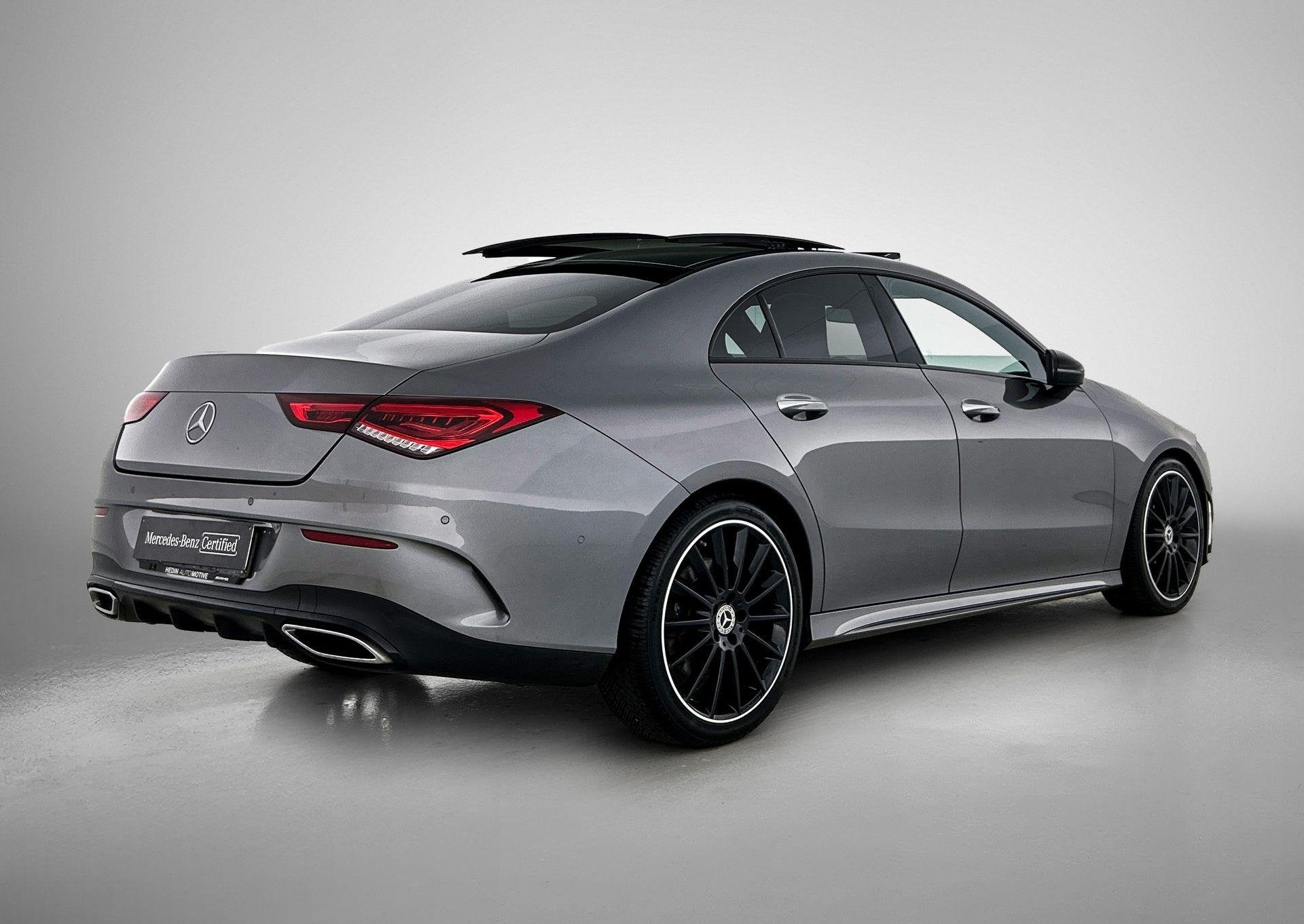 Mercedes-Benz CLA-Klasse 250 e Coupé AMG Line | Panoramisch, Auto's, Mercedes-Benz, Stof, 4 cilinders, 16 kWh, 5 zetels