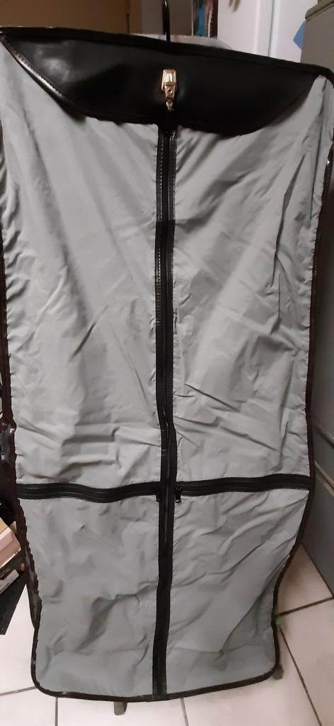Kostuumtas samsonite, Ophalen