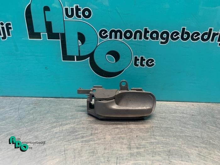 Poignée portière 4portes avant gauche d'un Peugeot 107 (10, Autos : Pièces & Accessoires, Carrosserie & Tôlerie, -, 3 mois de garantie