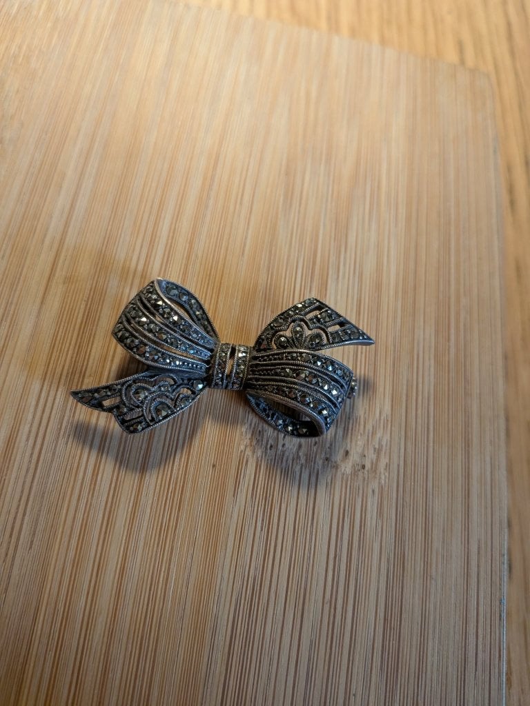 Broche vintage noeud en argent + strass, Bijoux, Sacs & Beauté, Enlèvement, Argent, Broche