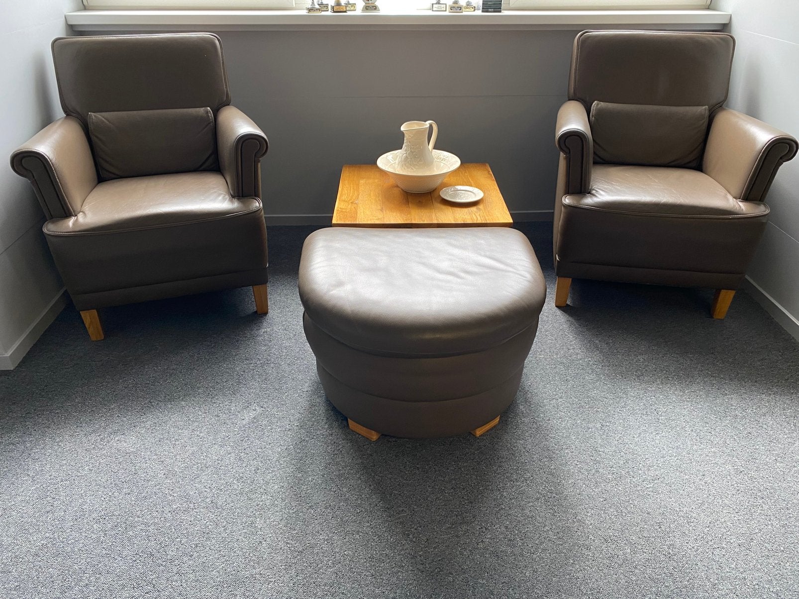 2 zware lederen fauteuils met hocker en hoektafel, Ophalen, Zo goed als nieuw, Leer