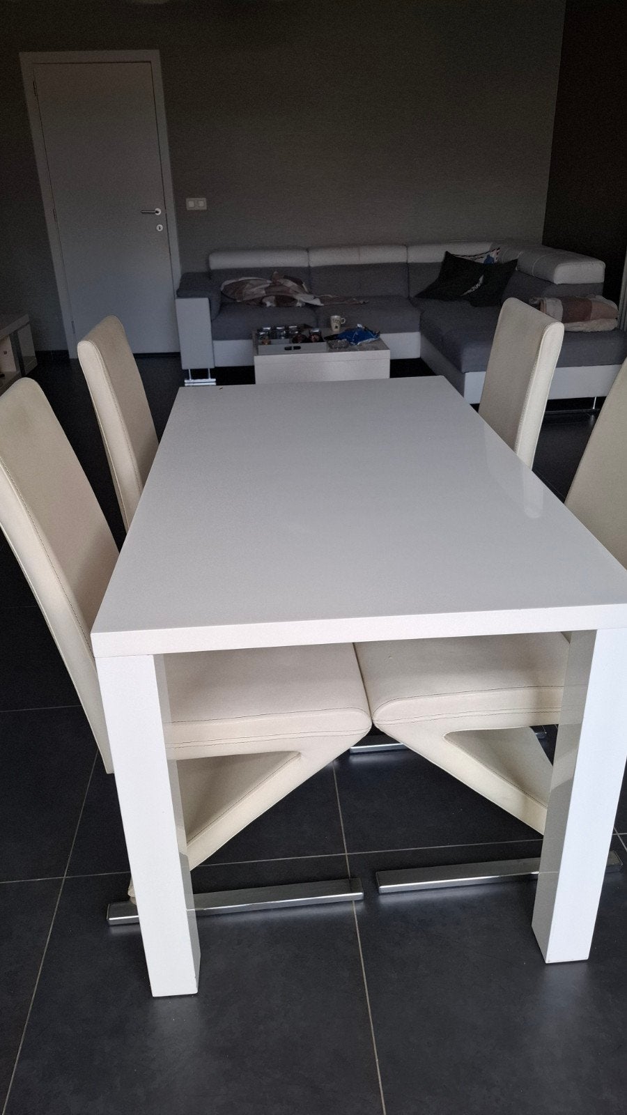 Eetplaats met launge., Enlèvement