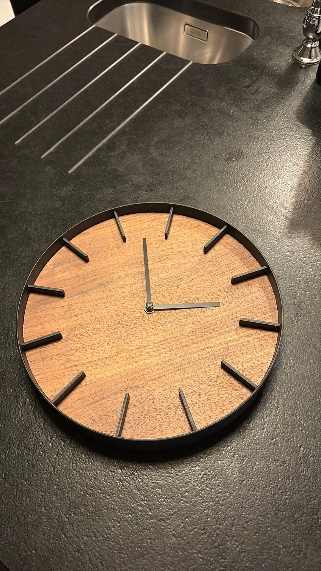 Design metalen zwart gepoederlakte klok, Ophalen of Verzenden, Zo goed als nieuw, Zwart
