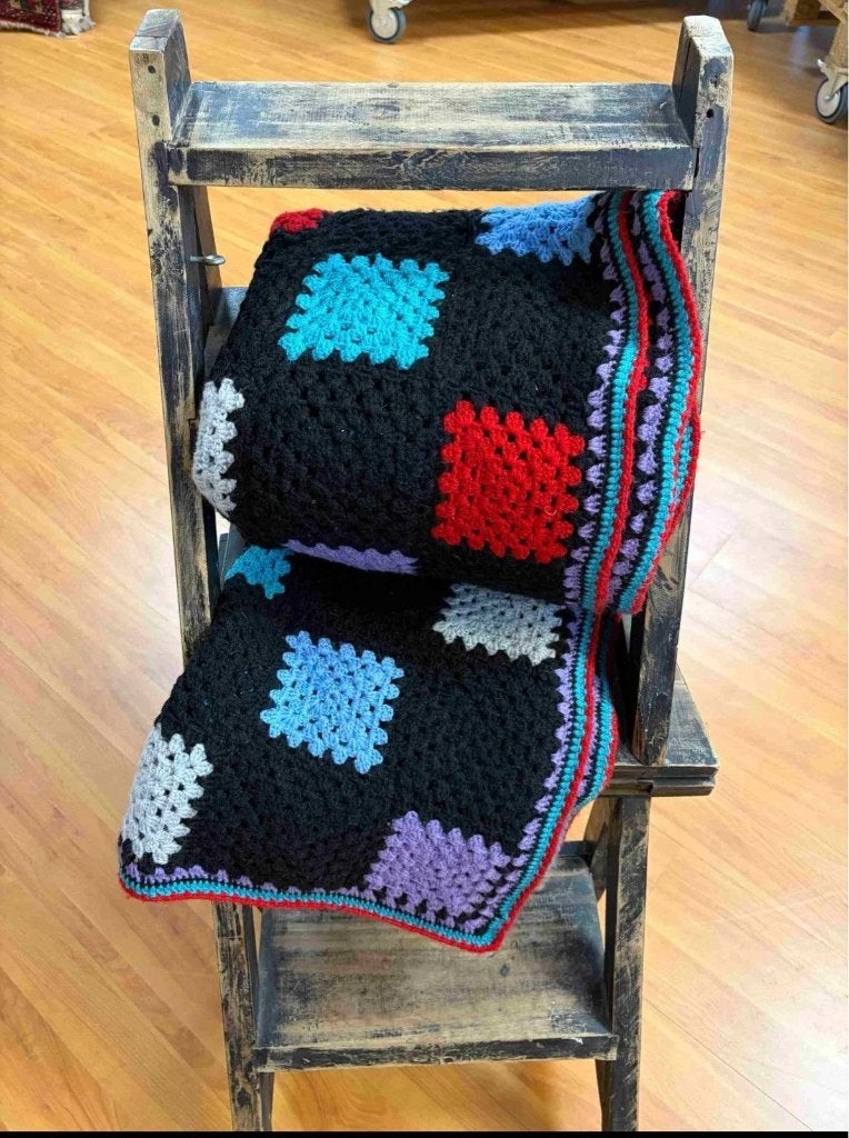 Granny woondeken gehaakt zwart met kleurtjes 160/125 cm, Enlèvement ou Envoi, Comme neuf, Au crochet, Couverture décorative