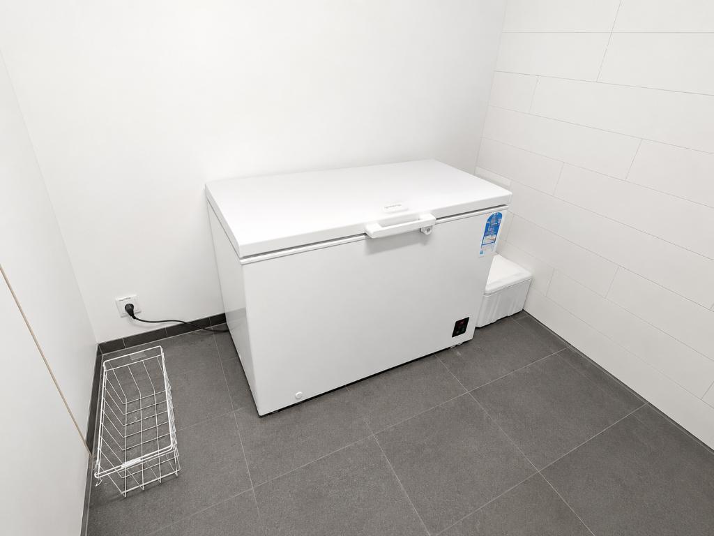 Comfee diepvrieskoffer/diepvriezer    zo goed als nieuw!, Elektronische apparatuur, 200 liter of meer, 60 cm of meer, Met aparte vriezer