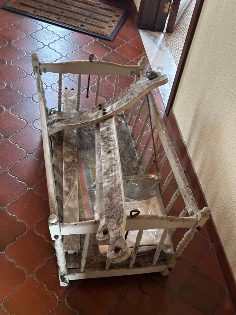 Antiek Kinderbed of Wieg Zoldervondst, Enlèvement