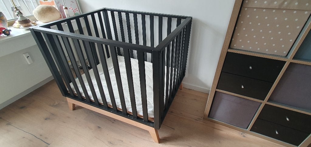 Parc bébé Malmö – Comme neuf – Matelas inclus, Enfants & Bébés, Enlèvement, Comme neuf, Carré, Réglable en hauteur