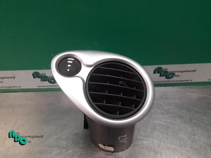 Grille aération tableau de bord d'un Renault Clio (Clio 3 0, Renault, -, 3 mois de garantie, Utilisé