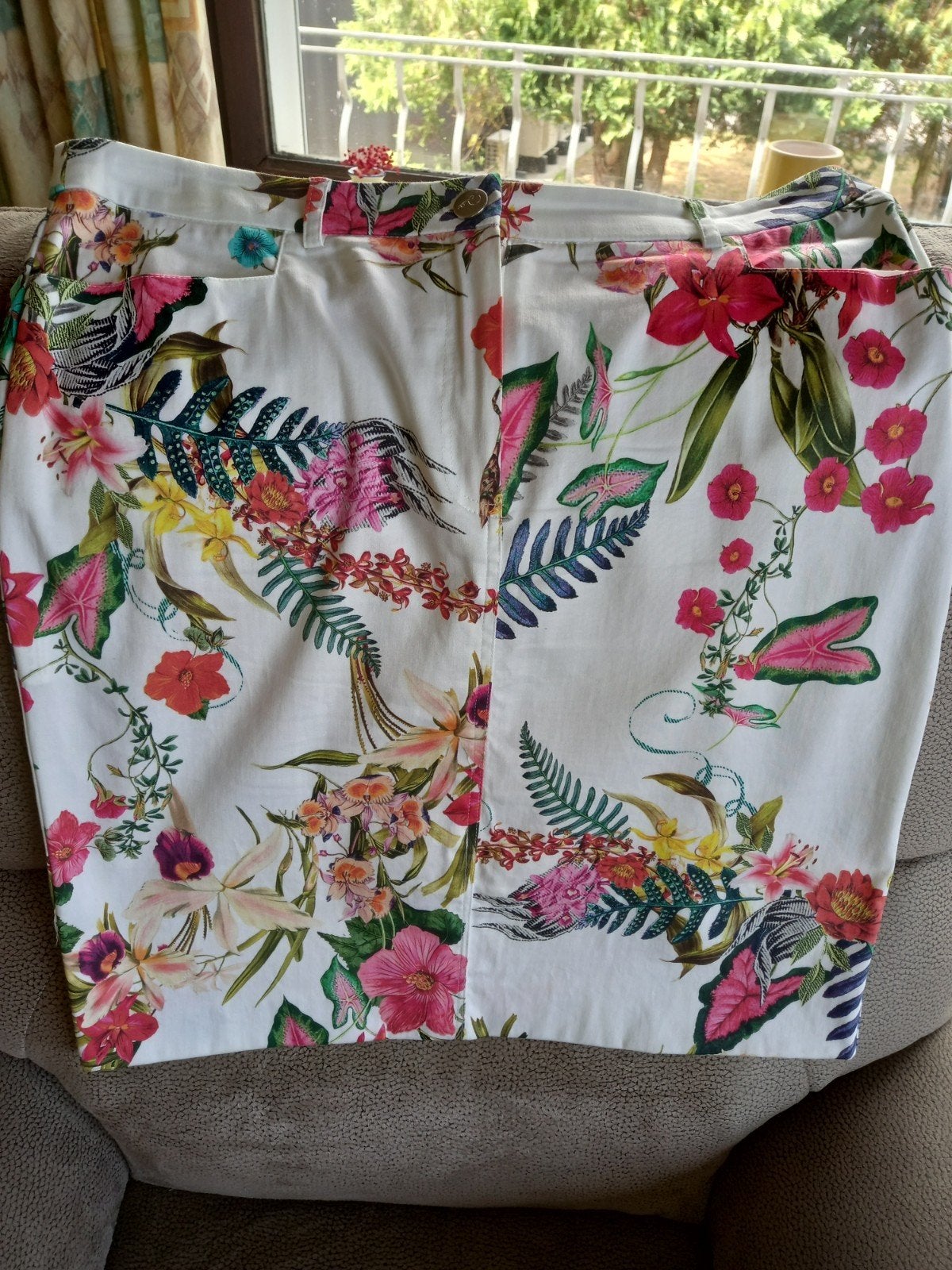 très jolie jupe fleurie, impeccable., Kleding | Dames, Rokken, Maat 42/44 (L), Ophalen of Verzenden, Zo goed als nieuw, Knielengte