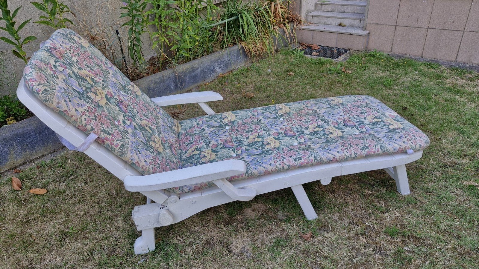 Ligbed, wit met kussens ruim en stevig, Tuin en Terras, Ophalen