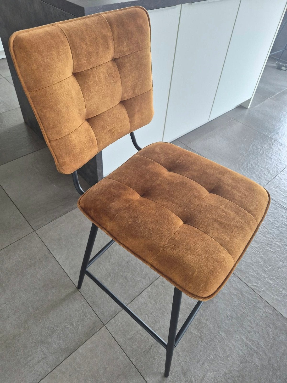 Hoge barstoelen Henders en Hazels okergeel kleur., Ophalen, Met voetsteun, Zo goed als nieuw, 90 cm of meer