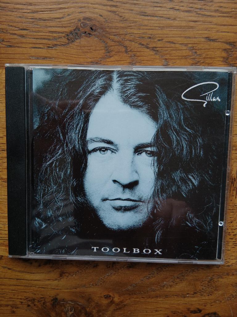 CD Gillan : Toolbox, Ophalen