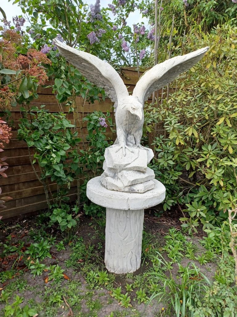 Arend op sokkel in beton, Ophalen