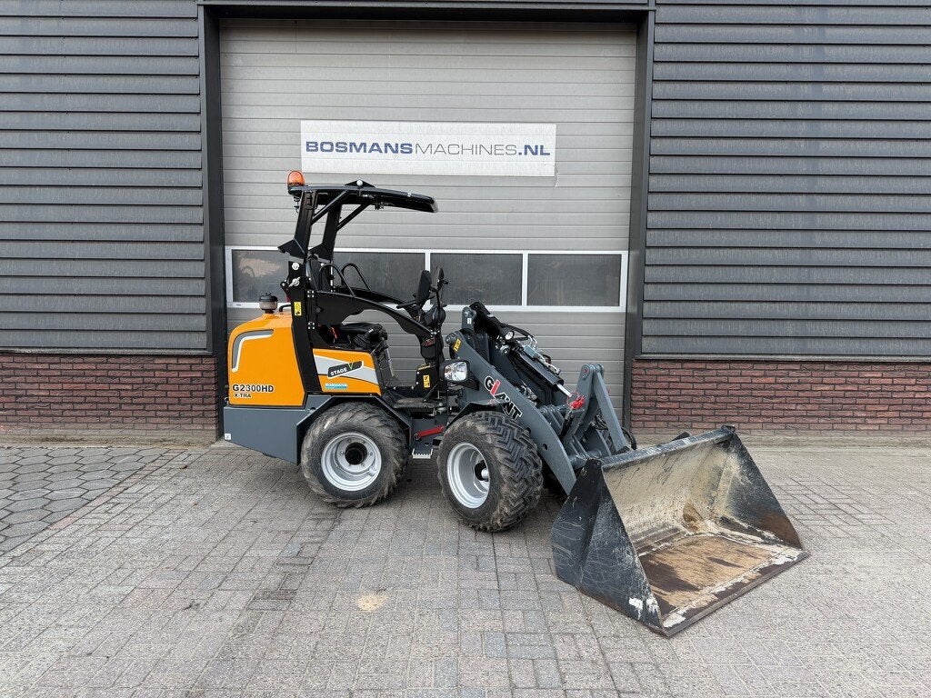 Giant G2300 X-TRA HD minishovel 2026 56 uur €575 LEASE, Articles professionnels, Tobroco, Info@tobroco.nl, Sprendlingenstraat 57
5061 KM  Oisterwijk