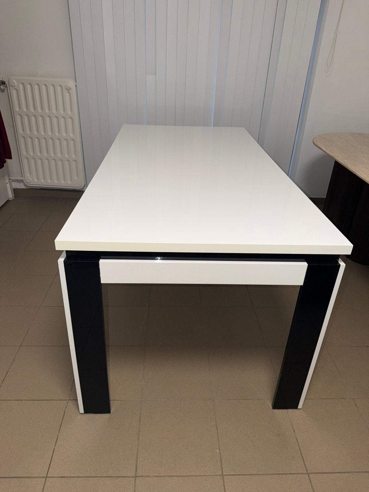 Table a manger noir et blanc style moderne, 150 à 200 cm, Cinq personnes ou plus, Comme neuf, Enlèvement