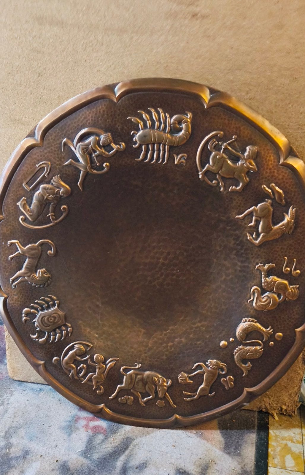 Plateau décoratif avec signes zodiaques, Enlèvement