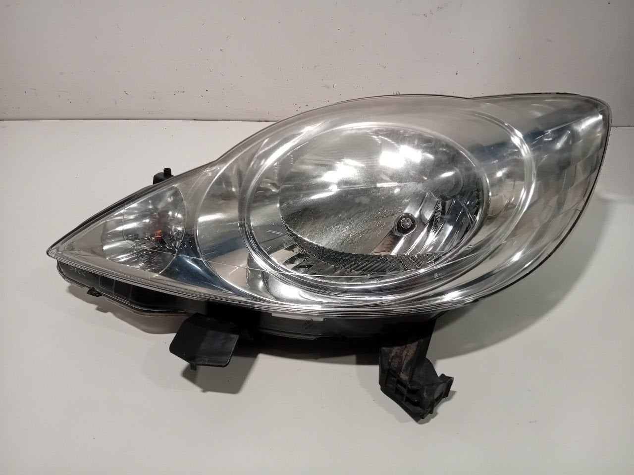Koplamp links Peugeot 107, Onderdelen@venauto.nl, Van der Ven Autorecycling B.V., Citroën, Ettenseweg 76, 4706 PB Roosendaal, The Netherlands