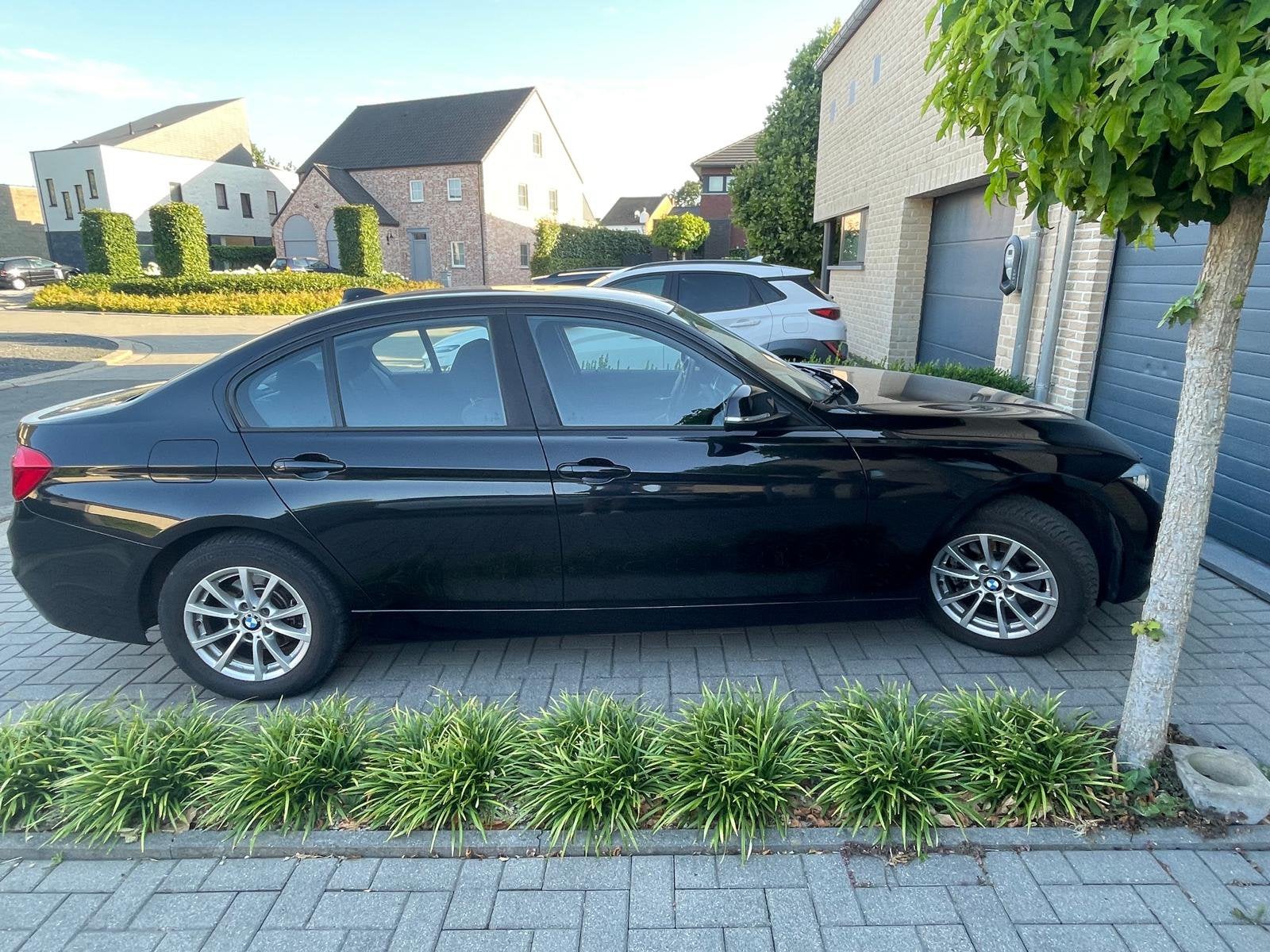 Bmw 318, bouwjaar 2016, 159000 km. Zwart, Autos, 100 kW, 745 kg, 1800 kg, Euro 6