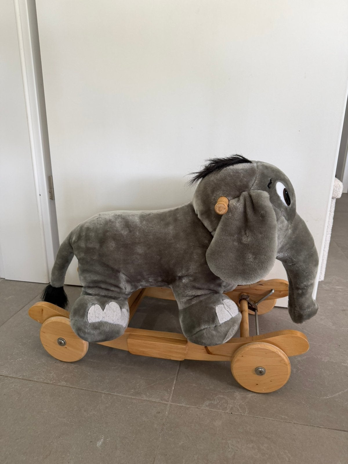 Éléphant à bascule avec roulette, Enfants & Bébés, Jouets | Jouets a bascule, Enlèvement, Utilisé