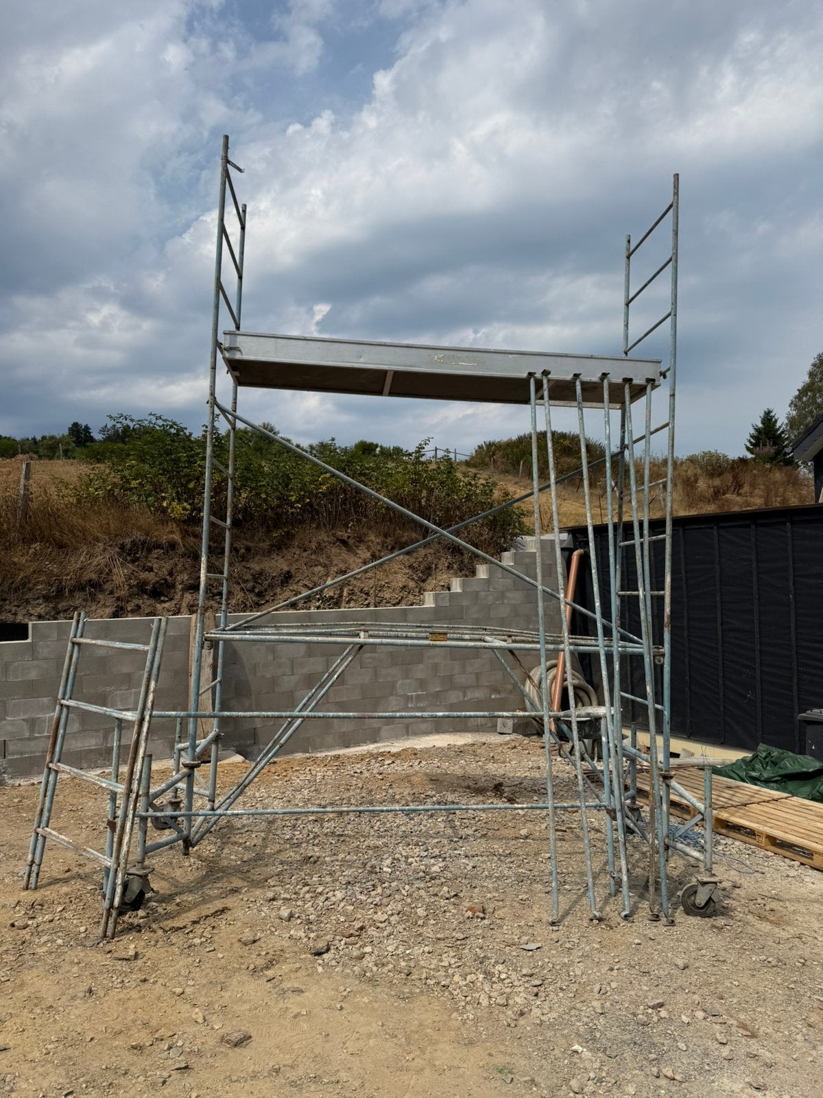 Échafaudage roulant en acier-hauteur travail jusqu’à 8 m, Bricolage & Construction, Enlèvement, Utilisé