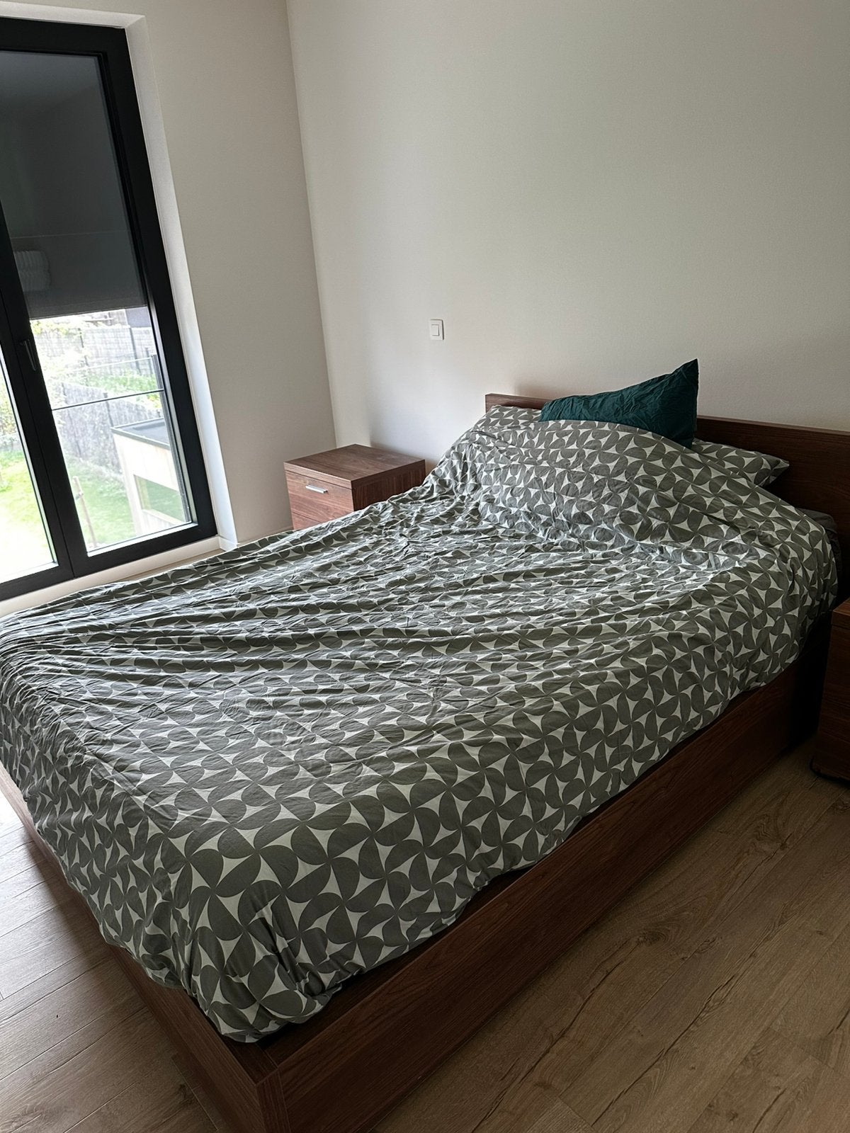 Lit avec sommier à lattes, matelas et tables de chevet, Queen size, 140 cm, Brun, Enlèvement