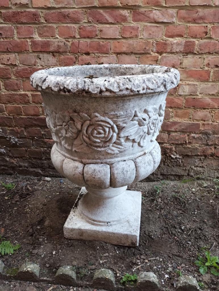 Grote stenen bloempot voor buiten met bloemen motief, Tuin en Terras, Steen, Gebruikt, Balkon, 40 tot 70 cm