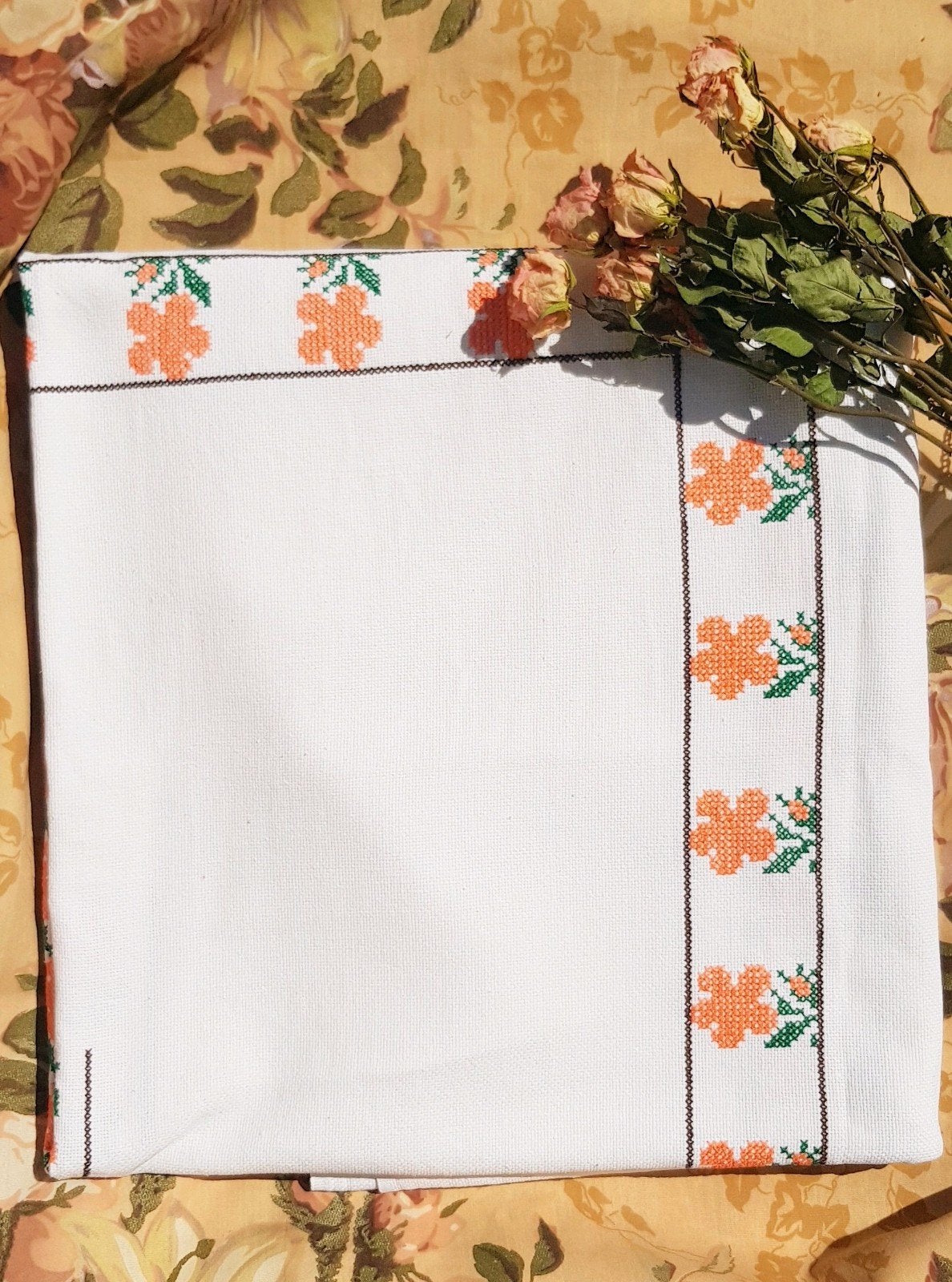 Nappe brodée vintage de " grand-mère " fleurs, Maison & Meubles, Nappe, Utilisé, 236 cm, Multicolore