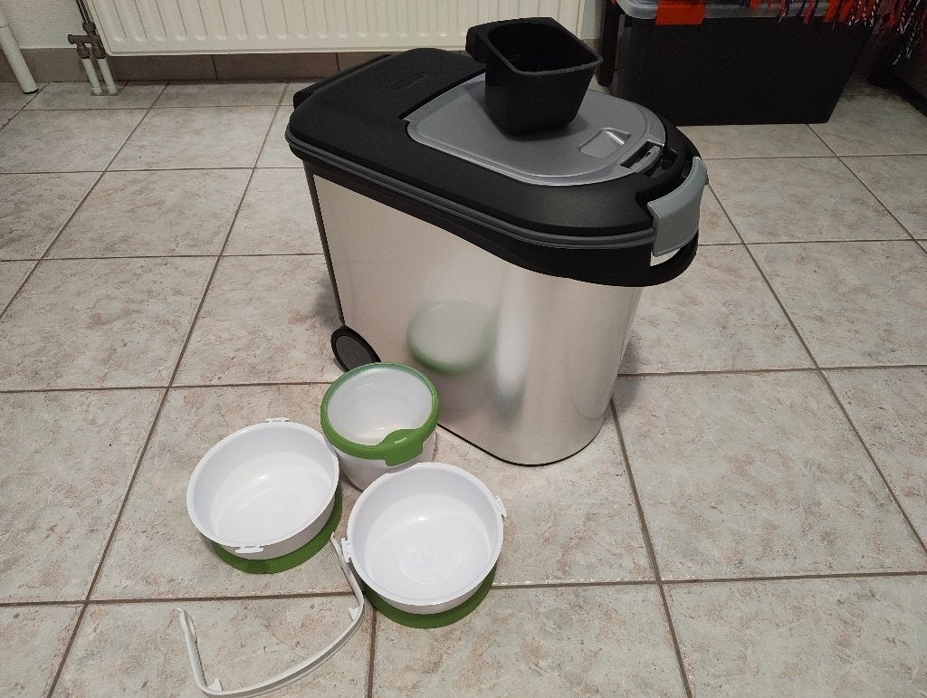 Curver voedselcontainer hond/kat 35 liter + travel kit, Animaux & Accessoires, Enlèvement, Chien