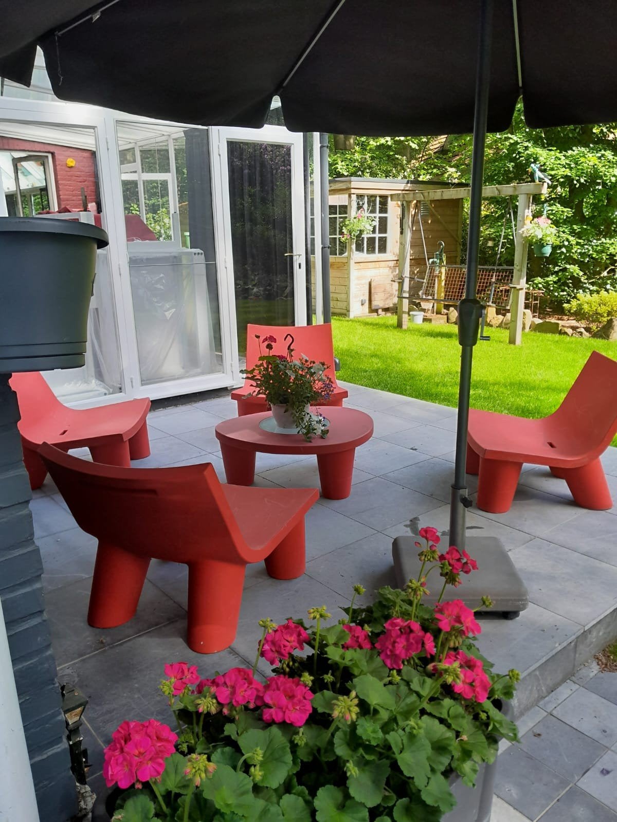 Low Lita Slide - Paola Navone: 4x rode fauteuil en tafel, Tuin en Terras, Ophalen, 4 zitplaatsen, Kunststof, Gebruikt