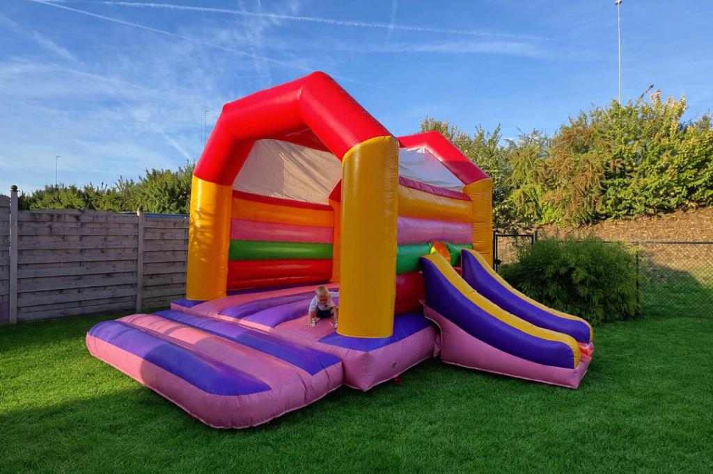 Springkasteel te huur: Springpoes met glijbaan, Hobby & Loisirs créatifs, Articles de fête | Location, Comme neuf, Envoi