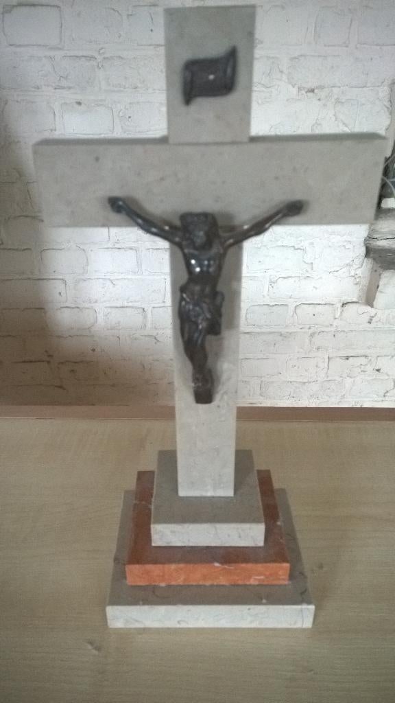 Zeer oud kruisbeeld op sokkel ( marmer ), Antiek en Kunst, Antiek | Religieuze voorwerpen, Ophalen of Verzenden