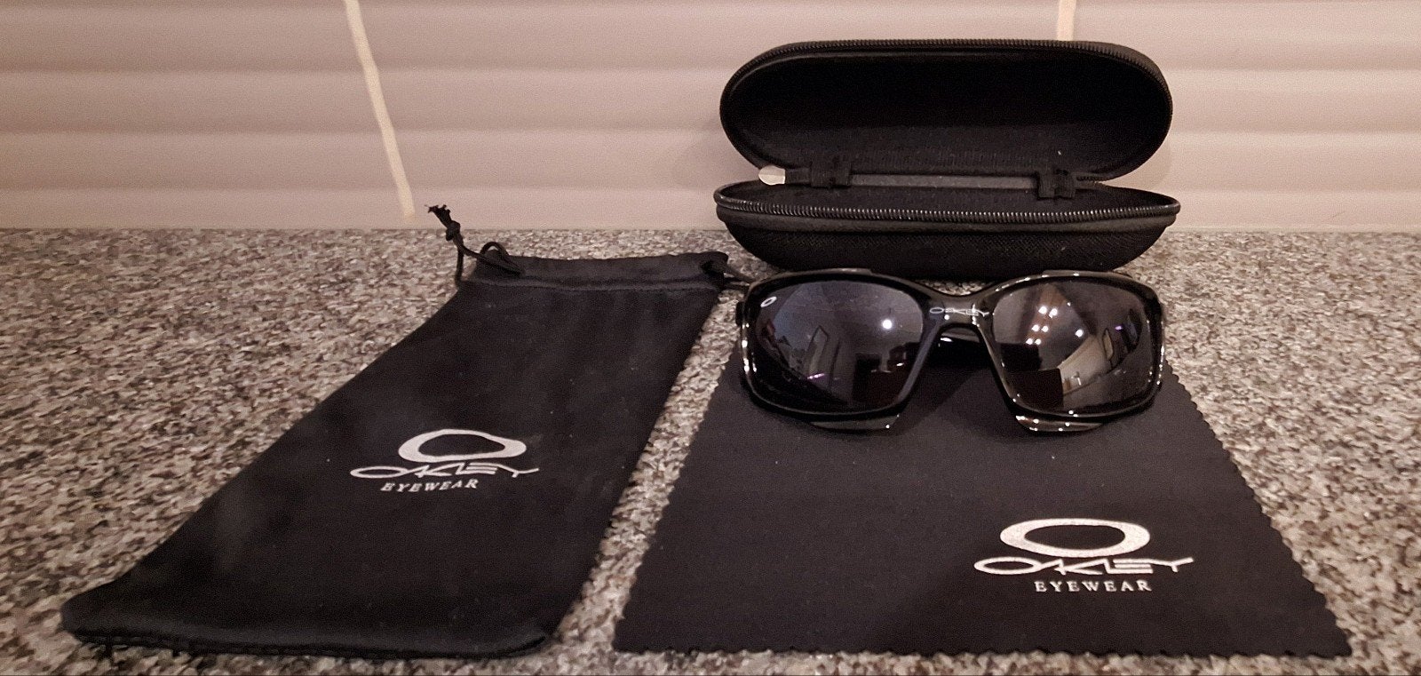 Originele Oakley zonnebril – compleet met doos, zakje & doek, Zonnebril, Zwart, Ophalen of Verzenden, Zo goed als nieuw
