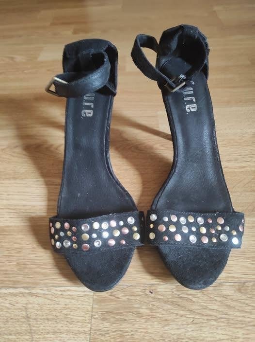Sandales PIURE à talons en daim noir -  taille 39, Autre, Enlèvement ou Envoi, Chaussures à haut talons, Comme neuf