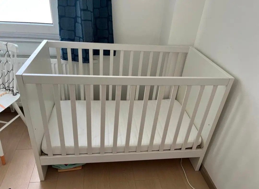 Bedje + matras + kinderstoel met dienblad, Kinderen en Baby's, Kinderkamer | Complete kinderkamers, Ophalen