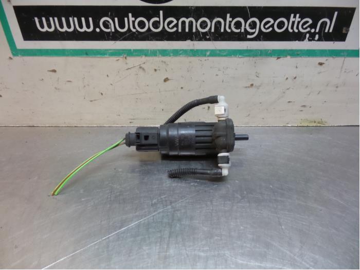 Ruitensproeierpomp voor van een Volkswagen Caddy (Caddy 04-), Auto-onderdelen, Ruiten en Toebehoren, Volkswagen, Gebruikt, 3 maanden garantie