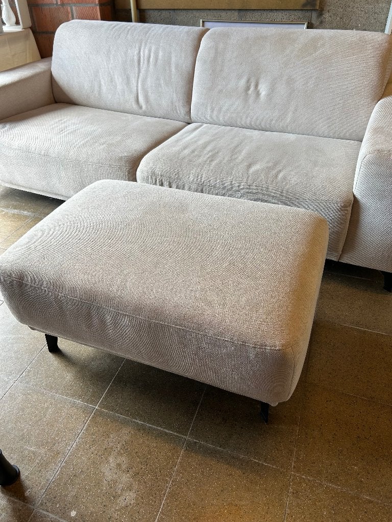 Mooie beige zetel + bijhorende poef, Ophalen, Driepersoons, 75 tot 100 cm, Zo goed als nieuw