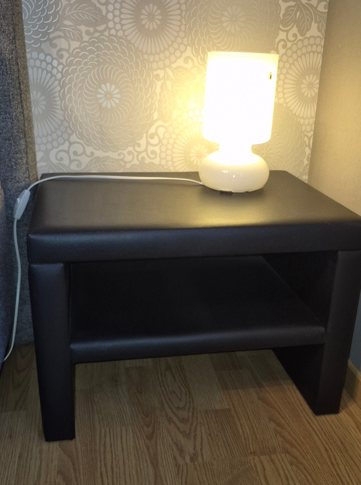 Zwarte nachttafeltje in leder(look), Huis en Inrichting, Ophalen, Overige materialen, Zo goed als nieuw, 45 tot 65 cm