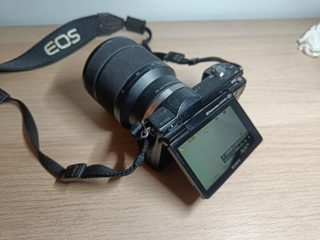 sony alpha 5000 + FE 3.5-6.5/28-70mm lens., TV, Hi-fi & Vidéo, Appareils professionnels, Vidéo, Enlèvement