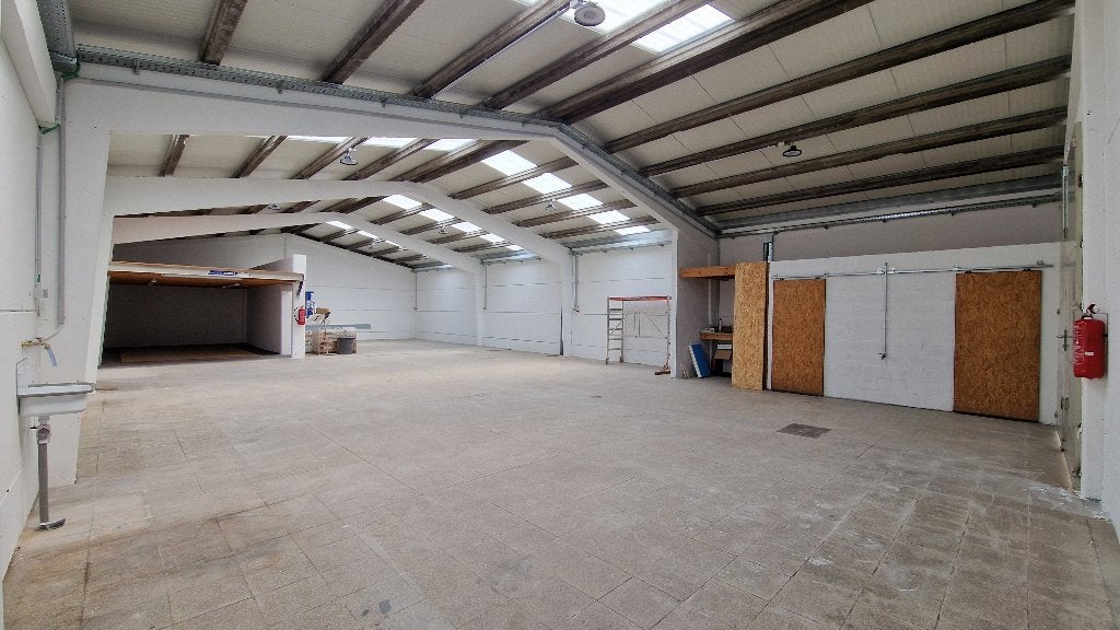 À LOUER : Entrepôt / Atelier de 240m² avec parking à Tubize, Province du Brabant wallon