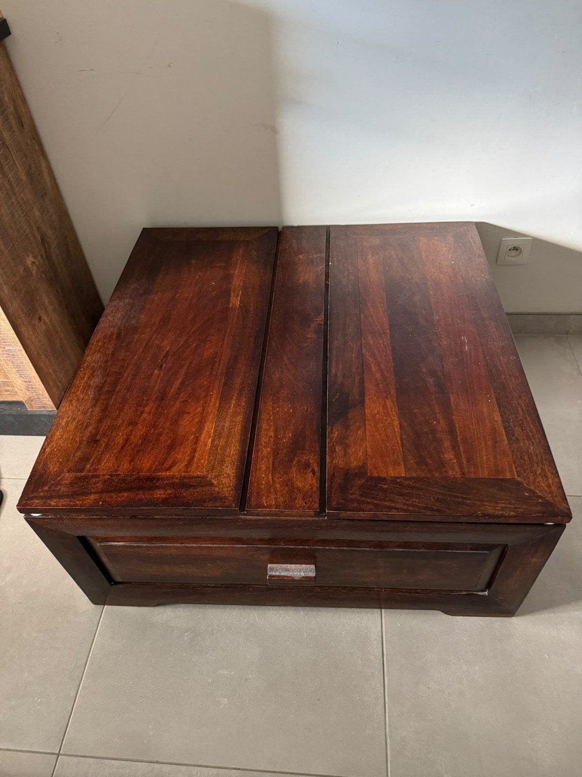 Salon tafel uit echte hout met opberging ruimte als een kist, Enlèvement