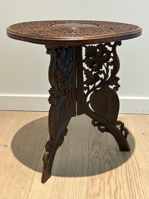 Table d'appoint ancienne Congo, Enlèvement