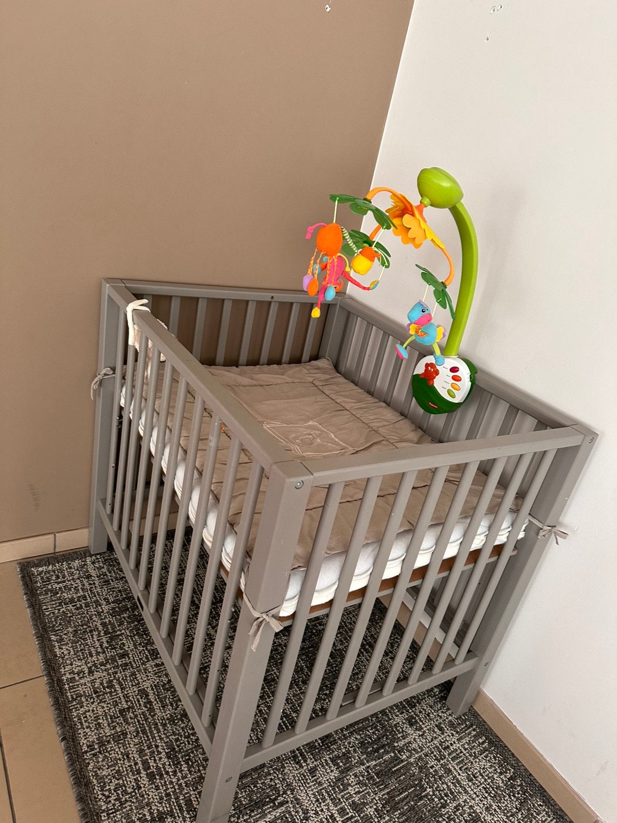Babypark met matras , hoes en muziekje, Kinderen en Baby's, Ophalen, Zo goed als nieuw, Rechthoekig, In hoogte verstelbaar