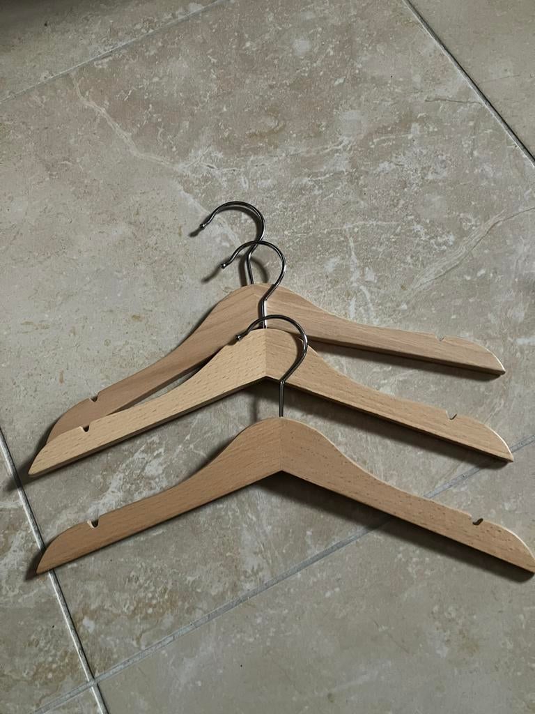 Houten kleerhangers voor kinderkleding, Ophalen, Zo goed als nieuw