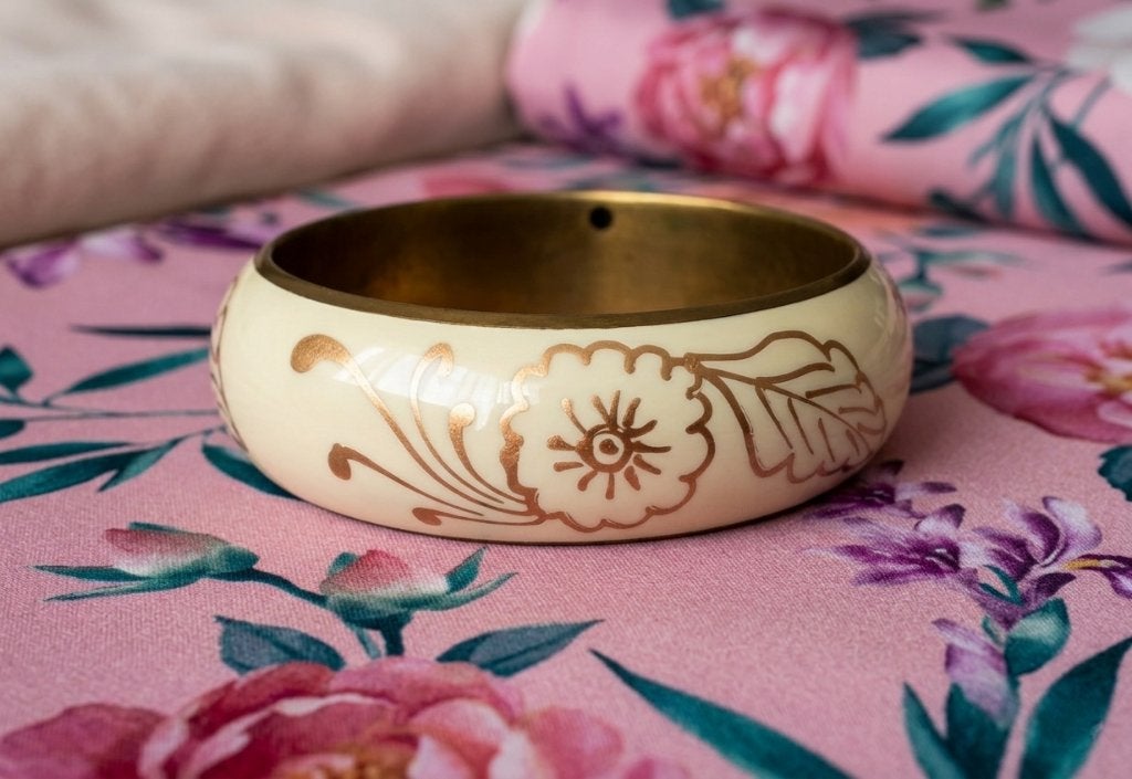 cuff armband vintage crème met gouden bloemen, Bijoux, Sacs & Beauté, Bracelets, Neuf, Beige, Enlèvement ou Envoi
