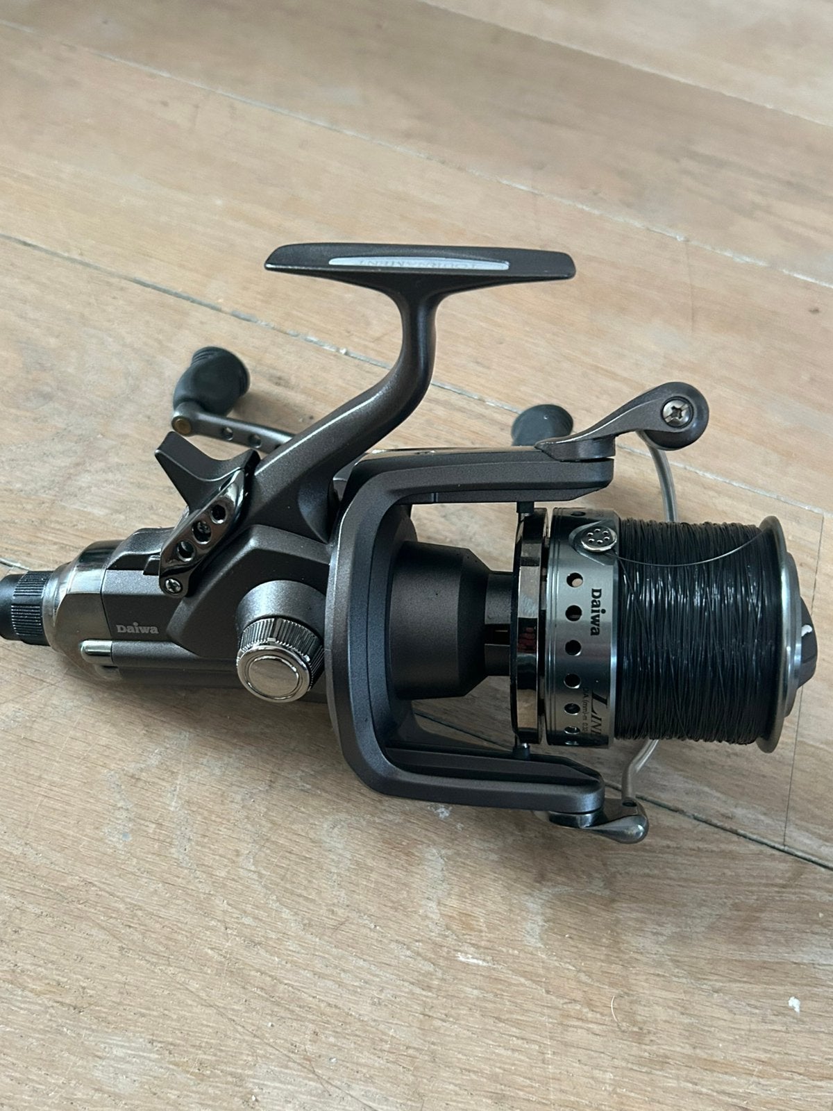 Te koop nieuw 2x daiwa tournament linear x 5500 karpermolens, Enlèvement ou Envoi, Comme neuf, Moulinet