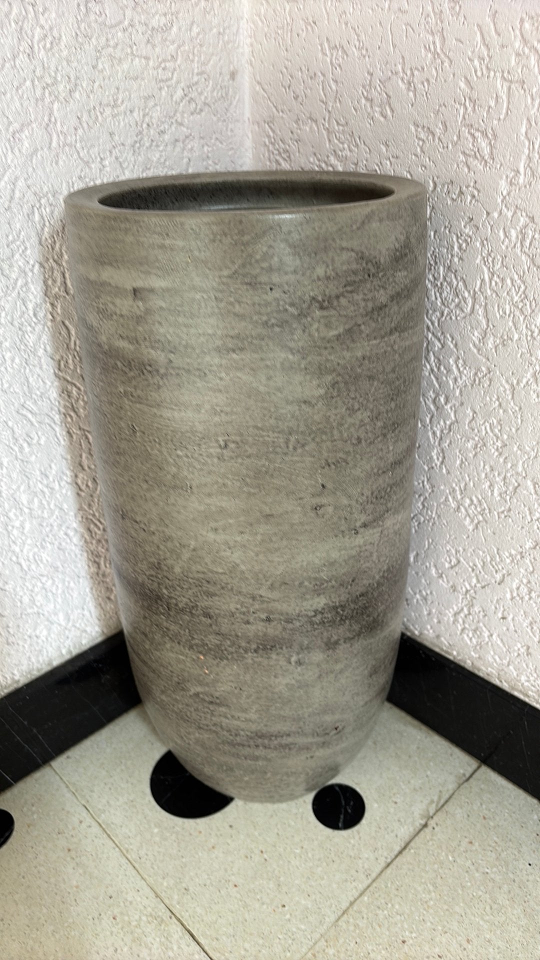 Grote keramische vaas / paraplubak – 43 cm hoog, Huis en Inrichting, Woonaccessoires | Vazen, Zo goed als nieuw, Grijs, Steen/keramiek