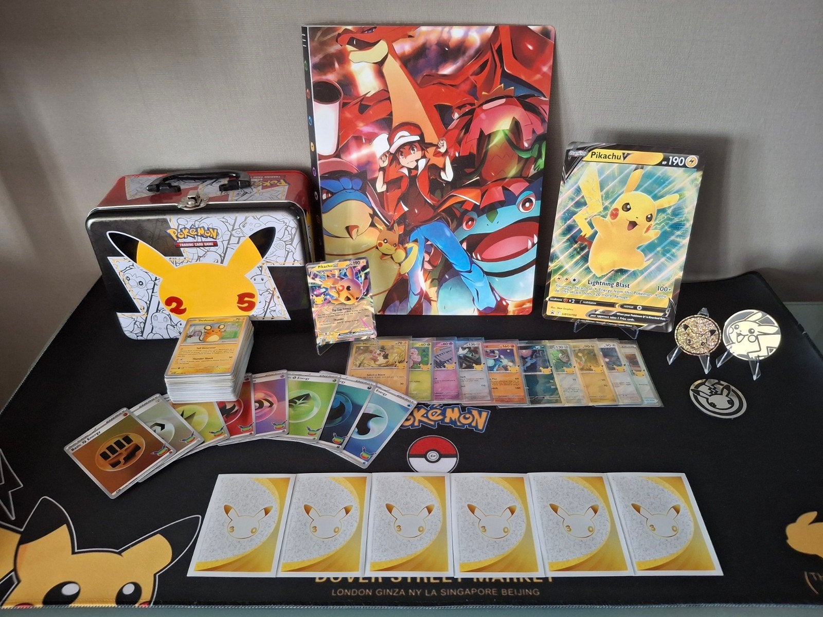 pikachu set met 25&30 jaar pokémon items!, Hobby en Vrije tijd, Ophalen of Verzenden