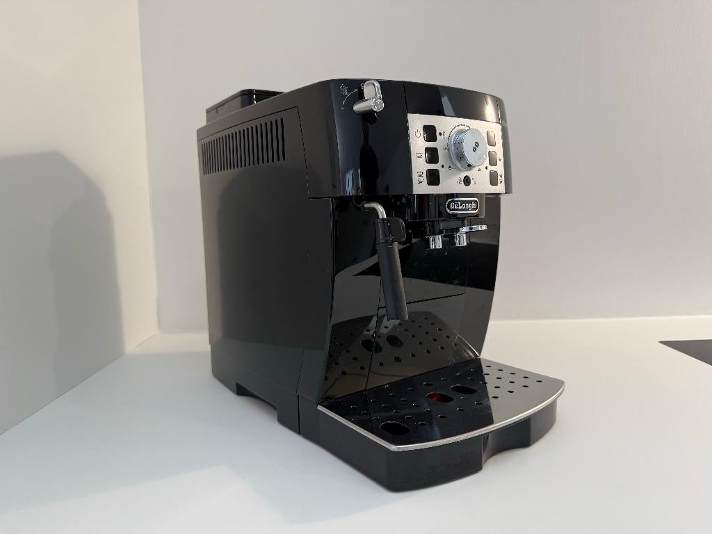 Volautomatische koffiemachine - DeLonghi Magnifica S 22.110B, Koffiemachine, Ophalen of Verzenden, Zo goed als nieuw, 2 tot 4 kopjes