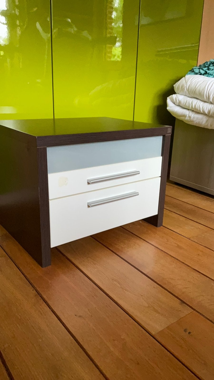 Table de chevet robuste, idéale pour la chambre !, Enlèvement, Comme neuf